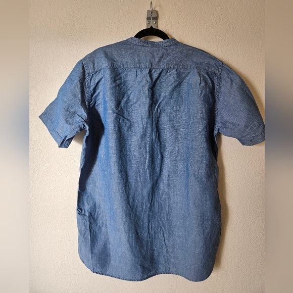 Uniqlo Indigo Chambray Short-Sleeve Button-Down Shirt - Picture 2 of 5